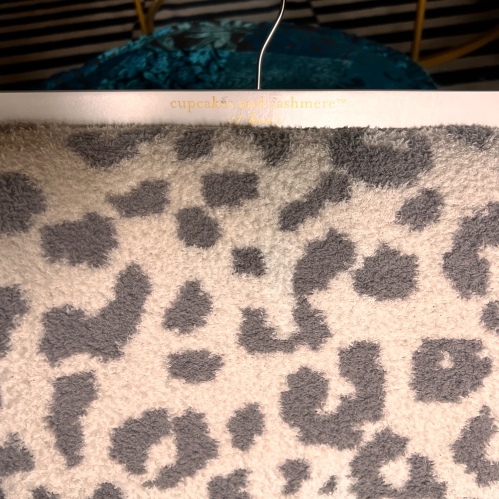 NWOT Cupcakes & Cashmere Reversible Leopard Throw (gray)